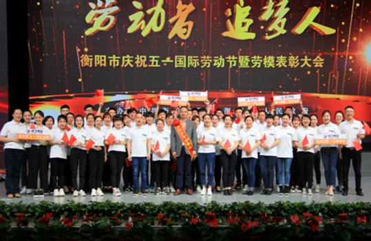 丝瓜成人APP视频集体与董事长现场合影1.png